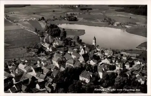 Ak Kißlegg im Allgäu, Luftaufnahme von  Dorfansicht, umgeben von Feldern und Wasser