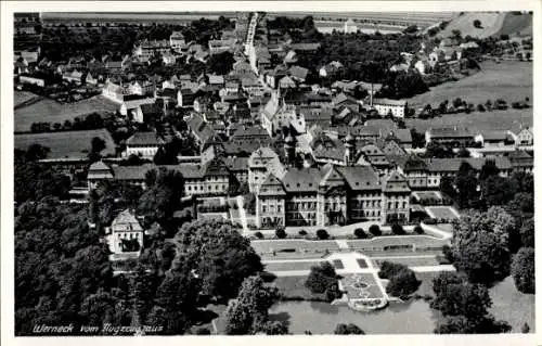 Ak Werneck in Unterfranken, Luftaufnahme von  Wohnhäuser, Grünanlagen, Landschaft