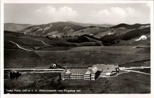 Ak Freiburg im Breisgau, Schauinsland, Hotel Halde, Landschaftsaufnahme aus der Luft, Gebirgskett