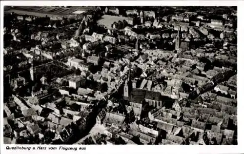 Ak Quedlinburg im Harz, Luftaufnahme von  Harz,  Gebäude, Stadtansicht