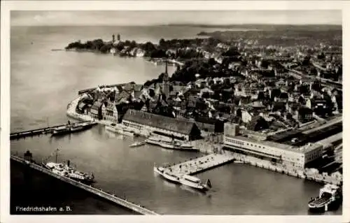 Ak Friedrichshafen am Bodensee, Luftaufnahme von  Hafen, Schiffe, Stadtansicht
