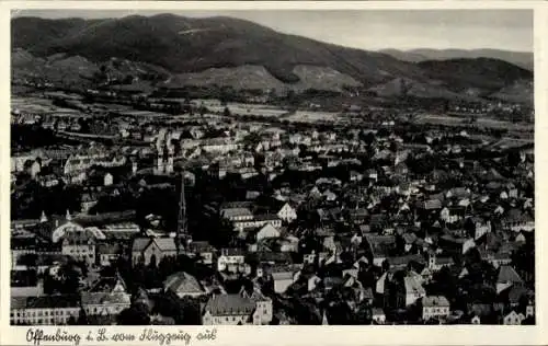 Ak Offenburg in Baden Schwarzwald, Luftaufnahme von  Berge im Hintergrund, alte Stadtansicht