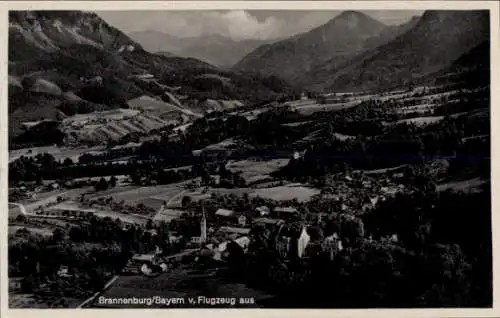 Ak Brannenburg in Oberbayern, Luftaufnahme von  Berge im Hintergrund,  Architektur