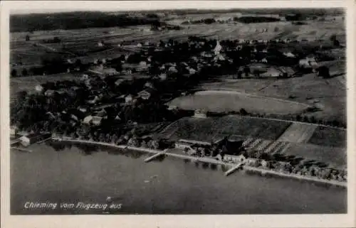 Ak Chieming am Chiemsee Oberbayern, Luftaufnahme von  Seenlandschaft, ländliche Gebäude, Felder