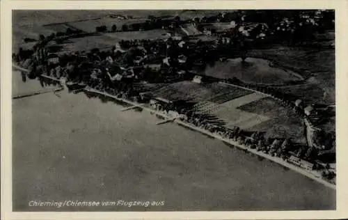 Ak Chieming am Chiemsee Oberbayern, Luftaufnahme vom Chiemsee, Umgebung mit Feldern und Gebäuden