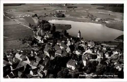 Ak Waltershofen Kißlegg im Allgäu, Luftaufnahme von Kißlegg, Dorf mit Kirche und umliegenden Feld