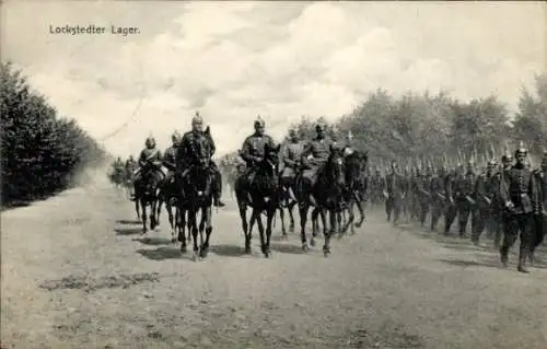 Ak Lockstedt in Holstein, Lockstedter Lager, Soldaten zu Pferd, militärische Parade, dichter Wald