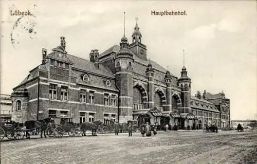 Ak Hansestadt Lübeck, Lübeck Hauptbahnhof,   mit Kutschen, Menschenmenge