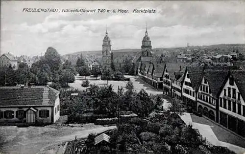 Ak Freudenstadt im Schwarzwald, FREUDENSTADT, Höhenluftkurort, Markt mit Türmen und Fachwerkhäuse