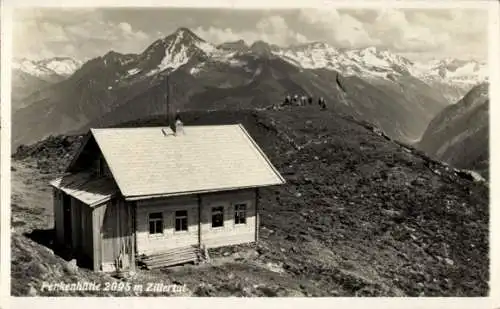 Ak Mayrhofen im Zillertal Tirol, Penkenhalle, 2095 m,  Gebirgslandschaft, Wanderer