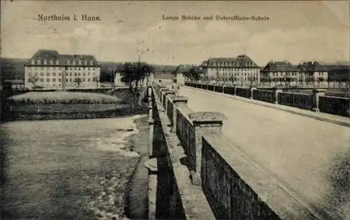 Ak Northeim in Niedersachsen, Historische Brücke, Unteroffiziersschule, Aussicht auf Gebäude