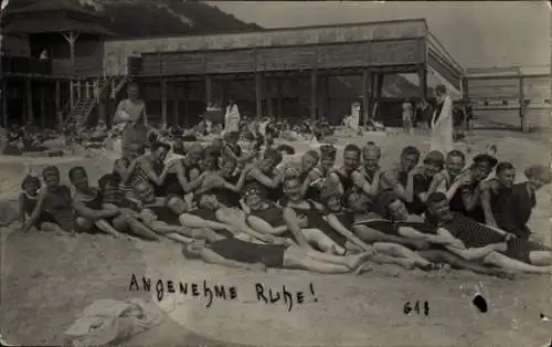 Foto Ak Menschengruppe am Strand