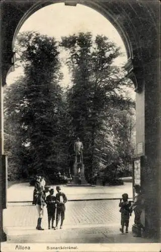 Ak Hamburg Altona, Durchblick zum Bismarckdenkmal, Kinder