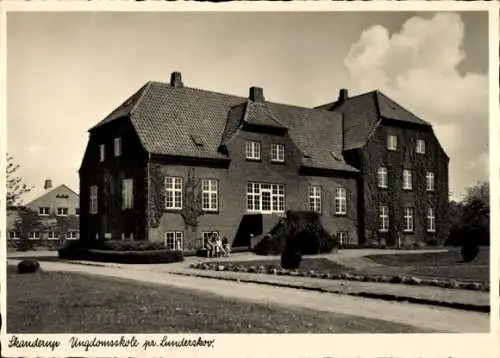 Ak Skanderup Dänemark, Veranstaltungsgebäude, Schule, 2-stöckiges Haus, Grünanlagen