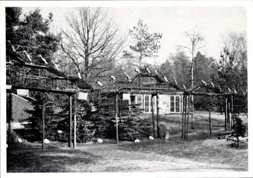 Ak Bad Bevensen in Niedersachsen, Tiergehege, Stallanlagen, Bäume, Grünfläche