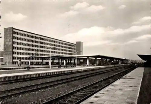 Ak Braunschweig in Niedersachsen, Neuer Hauptbahnhof, Blick von den Bahnsteigen, schwarz-weiß, ma