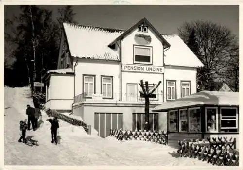 Ak Sankt Andreasberg Braunlage im Oberharz, Pension Undine, Winter, Kinder, Schlitten
