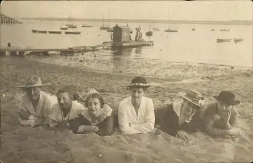 Ak Oldenburg in Holstein, Sechs Frauen am Strand, Boote im Hintergrund,  Fotografie