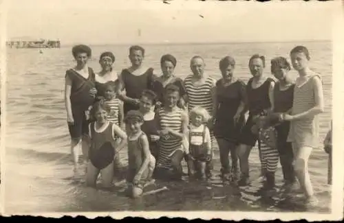 Foto Ak Gruppenportrait im Meer