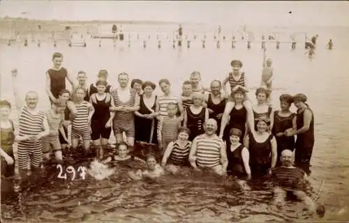 Foto Ak Gruppenportrait im Meer