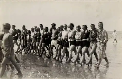 Ak Nordseebad Büsum, Gruppe von Menschen am Strand, im Urlaub, in Badebekleidung