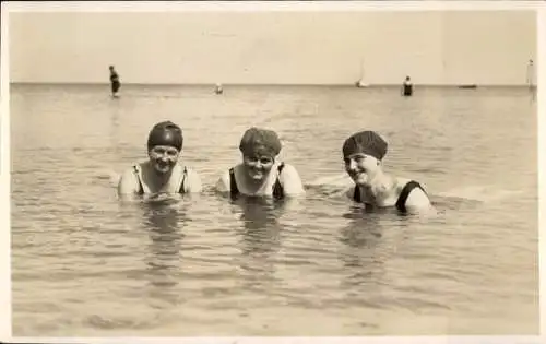 Ak Ostseebad Timmendorfer Strand, Drei Frauen im Wasser, Badekappen, Strand, Segelboote im Hinter