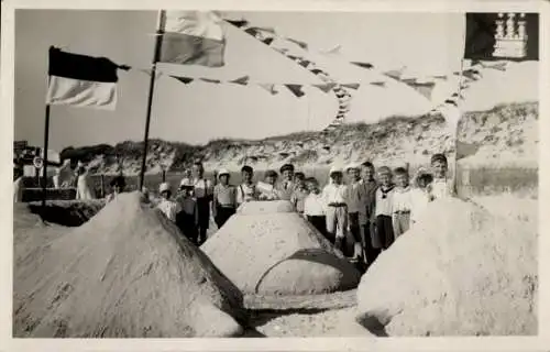Ak Ostseebad Travemünde Lübeck, Junge Burschen am Strand, Sandburgen, Flaggen, Festtagsatmosphäre