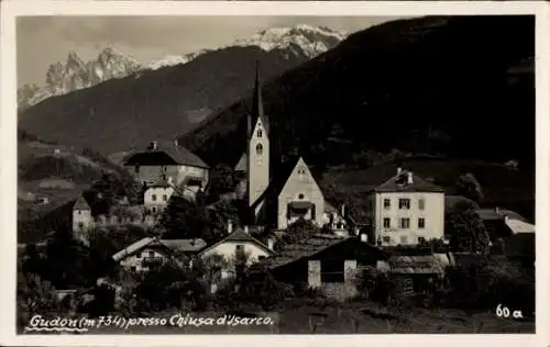 Ak Gufidaun Gudon bei Klausen Chiusa Südtirol, Kirche, Berge, Dorfansicht,  