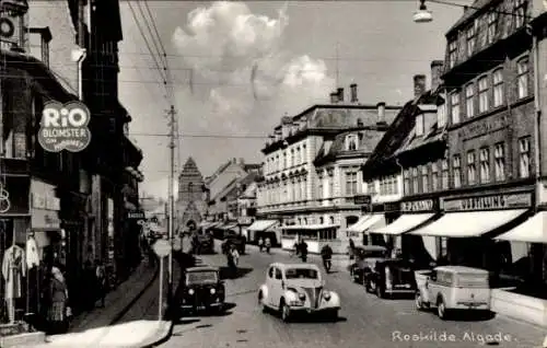 Ak Roskilde Dänemark, Stadtansicht mit Geschäften, Autos, Wolken, RIO Blumenladen
