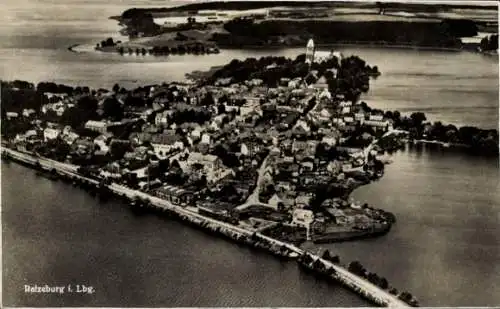 Ak Ratzeburg im Herzogtum Lauenburg, Luftaufnahme einer Stadt, Wasserflächen, viele Häuser, Baumg