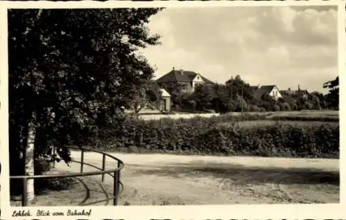 Ak Lehbek Gelting in Angeln, Vorderansicht eines Bahnhofs, Häuser im Hintergrund, Strasse und Bäu