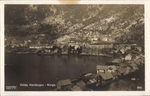Ak Odda Norwegen, Landschaftsbild, Berge im Hintergrund, See, Gebäude in Uferlage, nformat