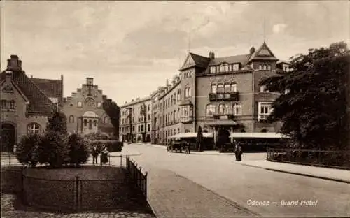 Ak Odense Dänemark, Grand-Hotel, Gebäudeansicht, Straßenansicht, Bäume, Gitterzaun