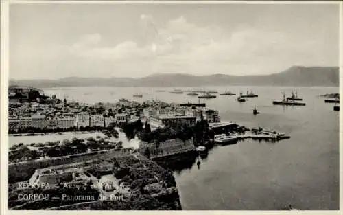 Ak Korfu Griechenland, Vorderansicht von  Panorama des Hafens, Schiffe im Wasser