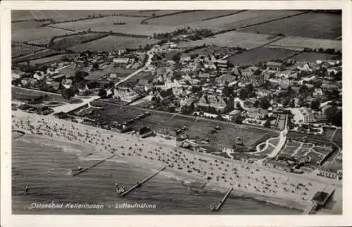 Ak Ostseebad Kellenhusen in Holstein, Luftaufnahme, Ostseebad  Strand mit vielen Strandbädern