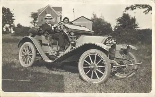 Foto Ak Paar im Auto, Autokennzeichen 53941