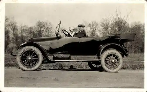 Foto Ak Paar im Auto, Autofahrt