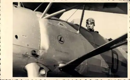 Foto Ak Pilot im Flugzeug, Porträt