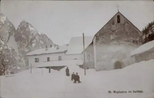 Ak Sankt Magdalena im Halltal in Tirol, Kirche, Kinder fahren Schlitten