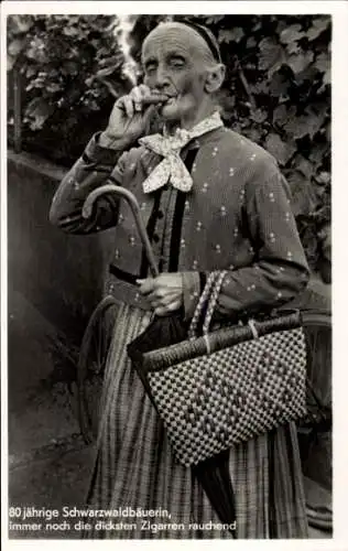 Ak 80jährige Schwarzwaldbäuerin Zigarren rauchend