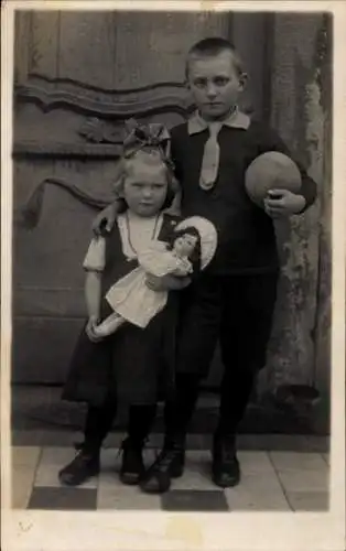 Foto Ak Geschwister, Porträt, Mädchen mit Puppe, Junge mit Ball
