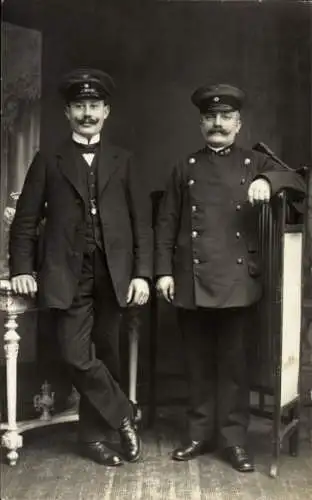 Foto Ak Zwei Eisenbahner in Uniformen, Porträt