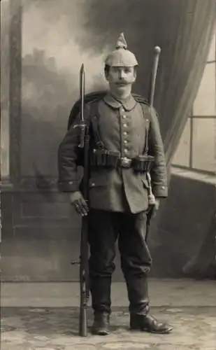 Foto Ak Deutscher Soldat in Uniform, 71er Gewehr, 05er Bajonett, Sägerücken