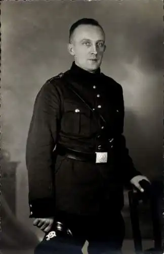 Foto Ak Polizist in Uniform, Porträt