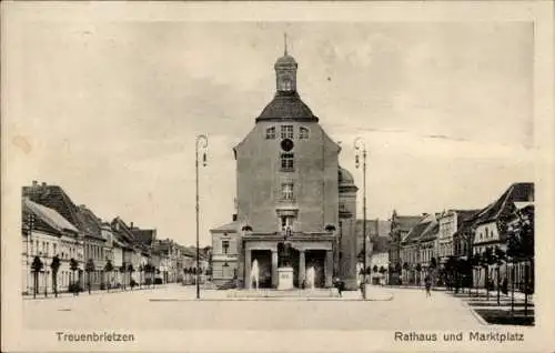 Ak Treuenbrietzen in Brandenburg, Rathaus und Marktplatz
