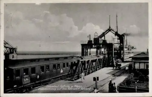 Ak Sassnitz auf Rügen, Eisenbahnzug auf das Fährschiff fahrend