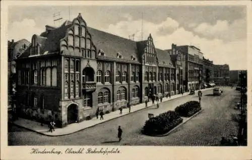 Ak Zabrze Hindenburg Schlesien, Bahnhofplatz, s Gebäude, Straßenszene, Menschen, Fahrzeuge