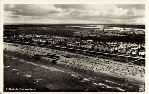 Ak Świnoujście Swinemünde Pommern, Luftaufnahme von  Ostseebad, Strand mit Strandkörben