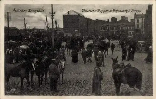 Ak Liepaja Libau Lettland, Östliches Kriegsbild, Deutsche Truppen, Hafenplatz, Pferde, Menschen