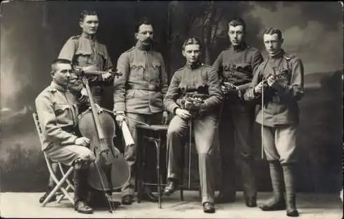 Foto Ak Deutsche Soldaten in Uniform beim Musizieren, Gruppenbild